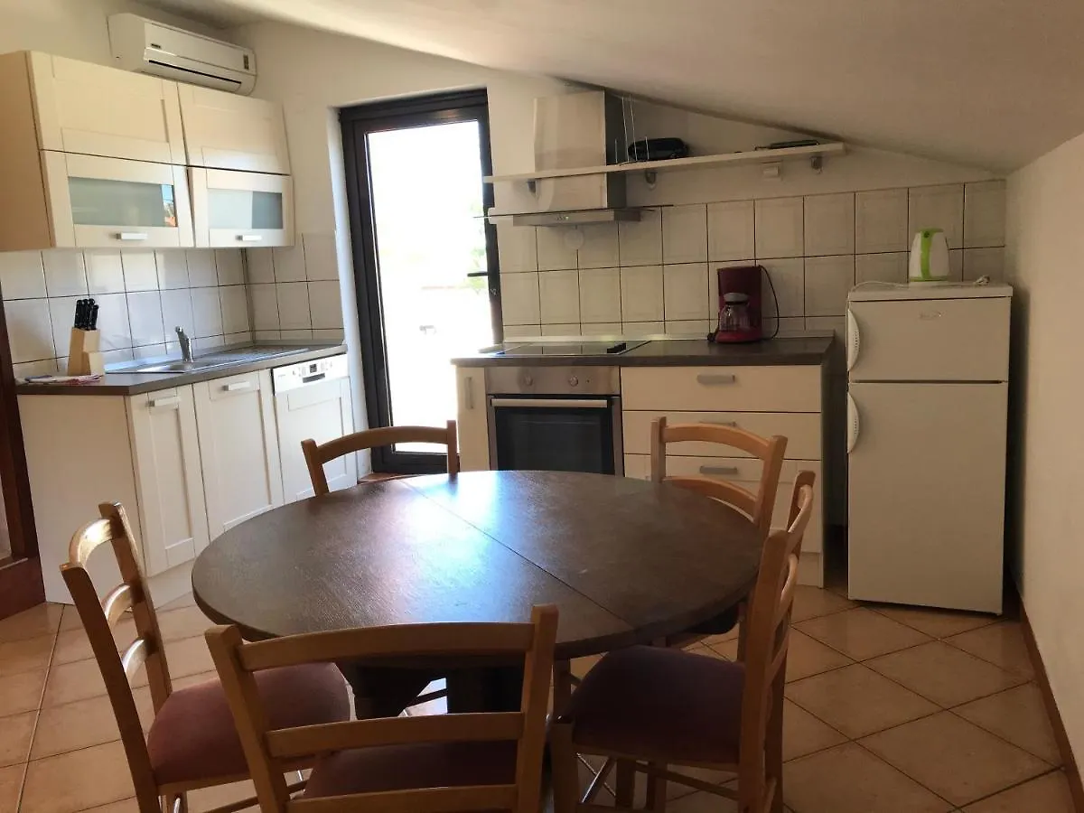 Apartments Liveric Vir 0*,